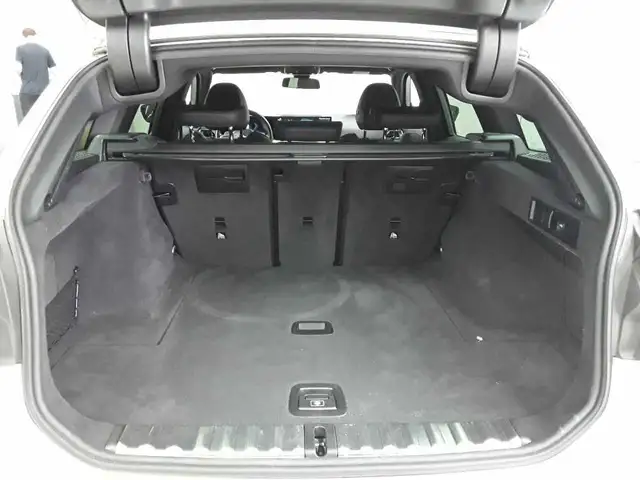 BMW 3 Series view 8