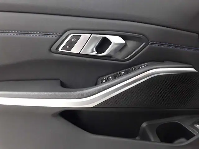 BMW 3 Series view 4