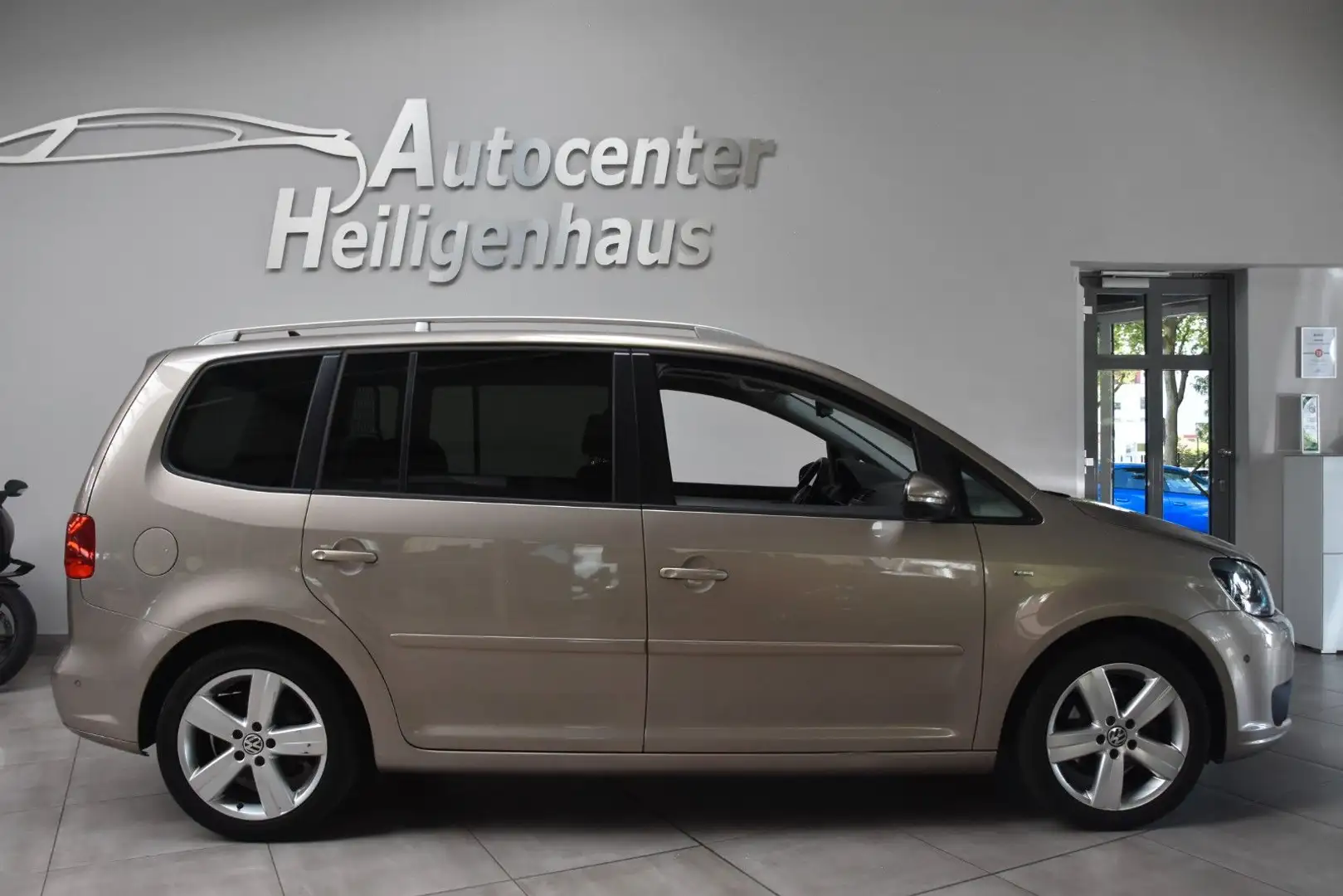 Volkswagen Touran 1.6TDI Cup Navi Klima Pano SHZ ParkAssist Beige - 2
