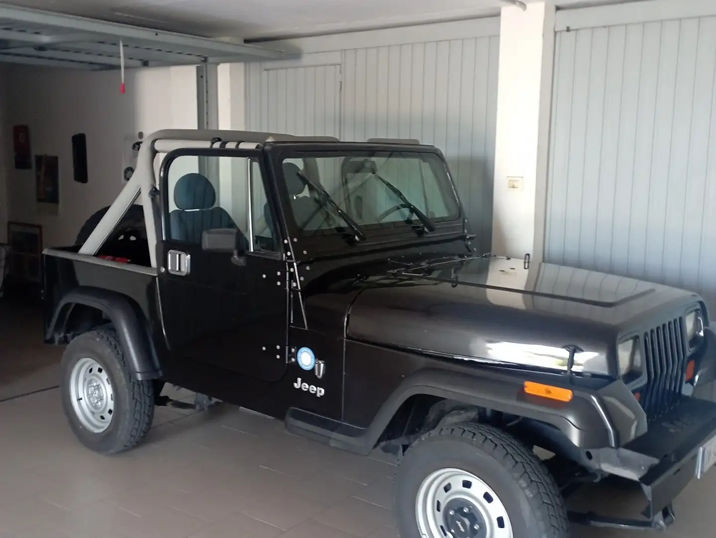 Jeep Wrangler Hard Top 2.5 Laredo Schwarz - 1