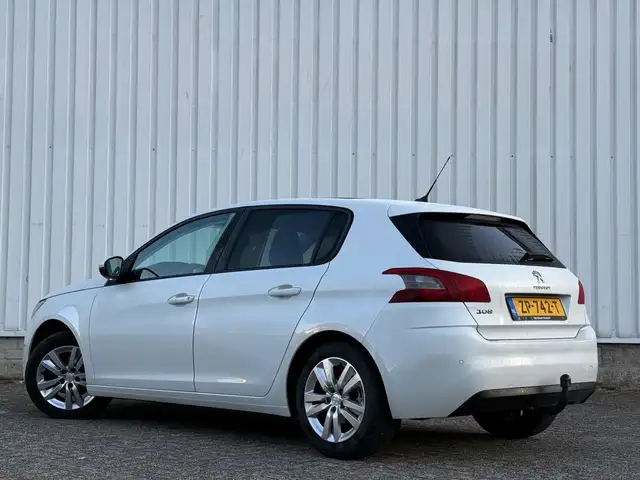 Peugeot 308 view 5