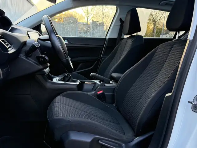 Peugeot 308 view 9