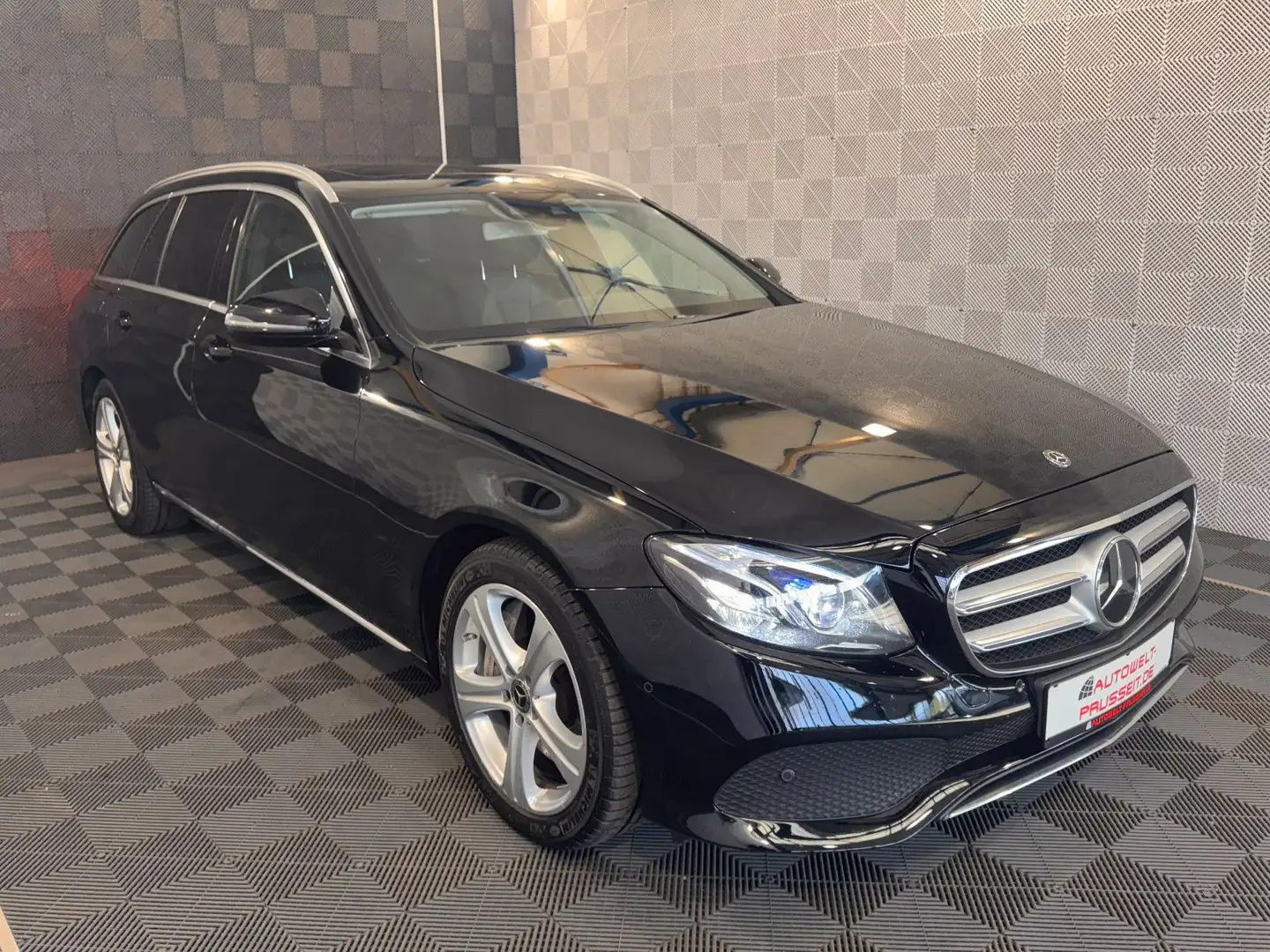 Mercedes-Benz E 400 T-Modell 4M*MULTIBEAM*ACC-R.KAM-MEMORY-18" Schwarz - 1