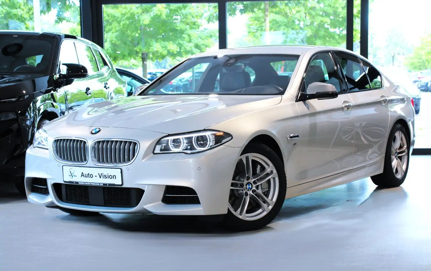 BMW 550 d xDrive*A-LED*HUD*DriveAssPlus*KAM*NaviPlus Сірий - 1
