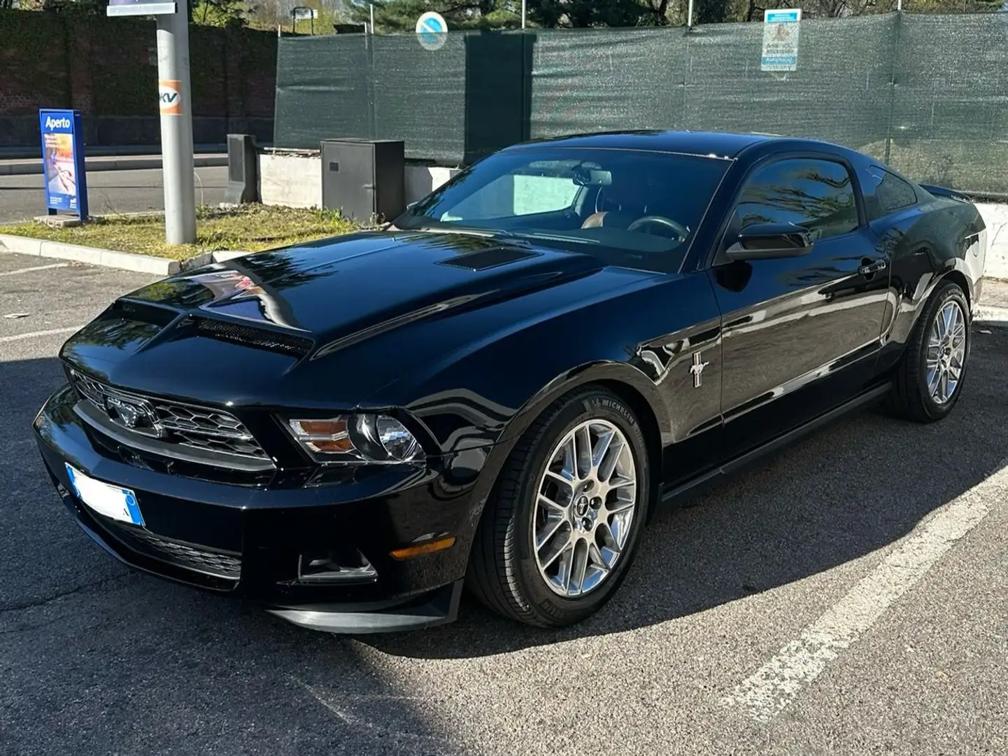 Ford Mustang 3.7 v6 crna - 2