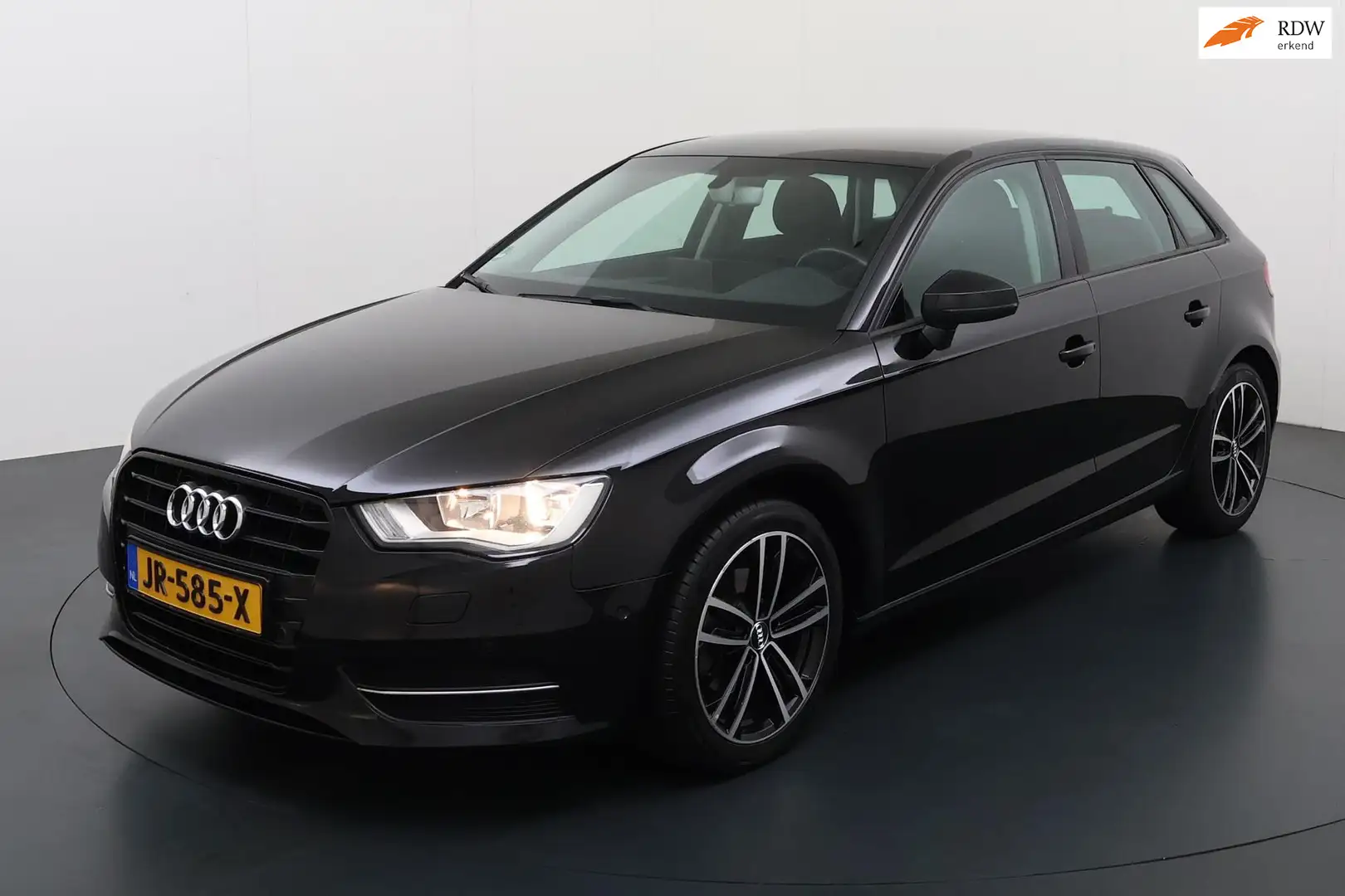 Audi A3 Sportback 1.4 TFSI CoD Attraction, navigatie, park Schwarz - 1