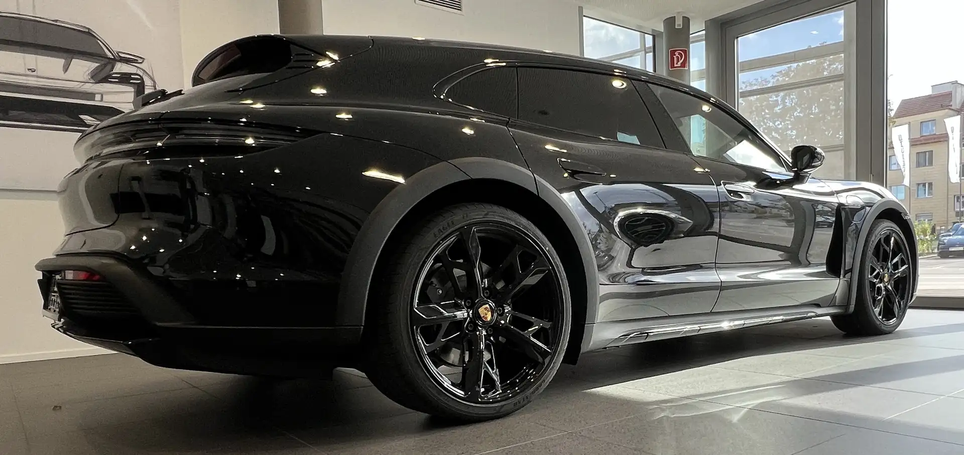 Porsche Taycan CT Clubleder Burmester Massage Beifahrerdisplay PT Schwarz - 1