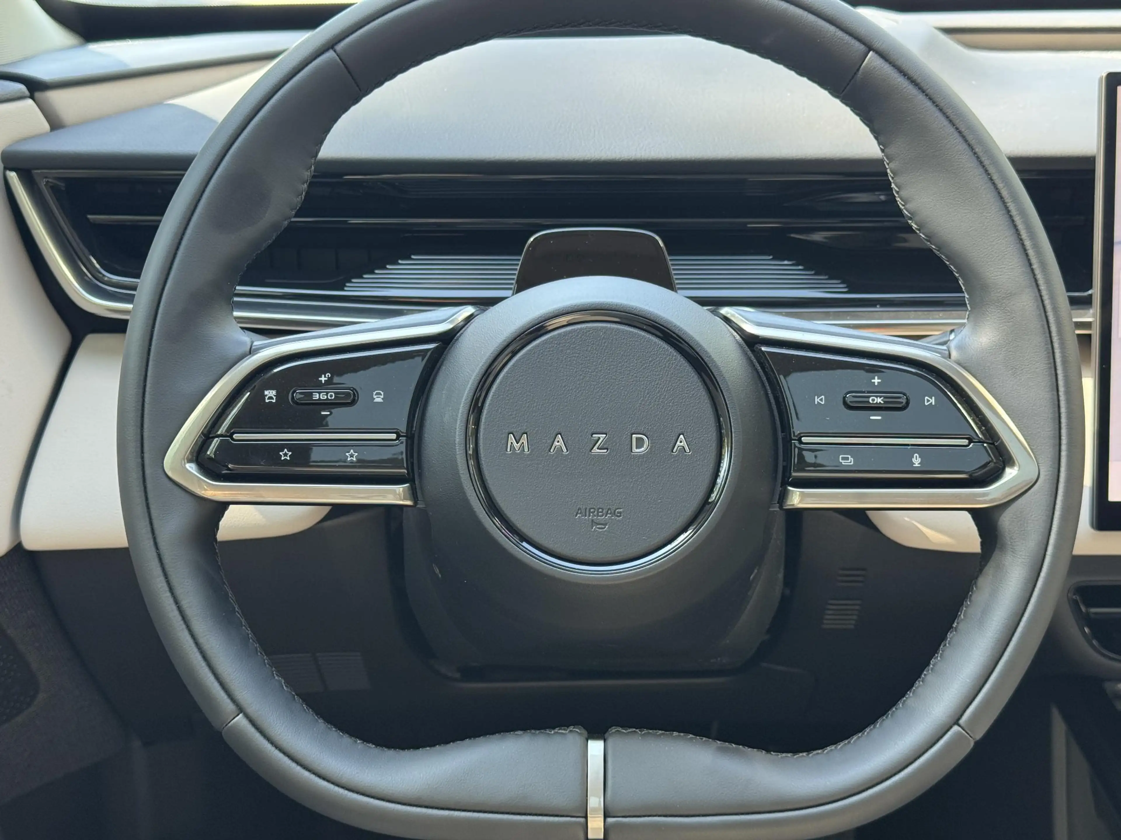 Mazda CX-6e EV 78kWh 258 hp Takumi 21'' Warm Beige — photo 12