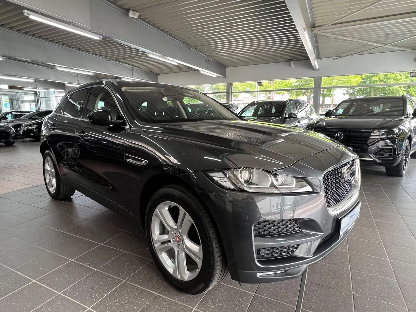 Jaguar F-Pace 20d Portfolio AWD MEM+PARK+Incontrol2x Szary - 2