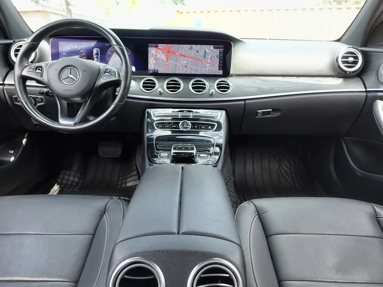 Mercedes-Benz E-Class снимка Mercedes-Benz E-Class