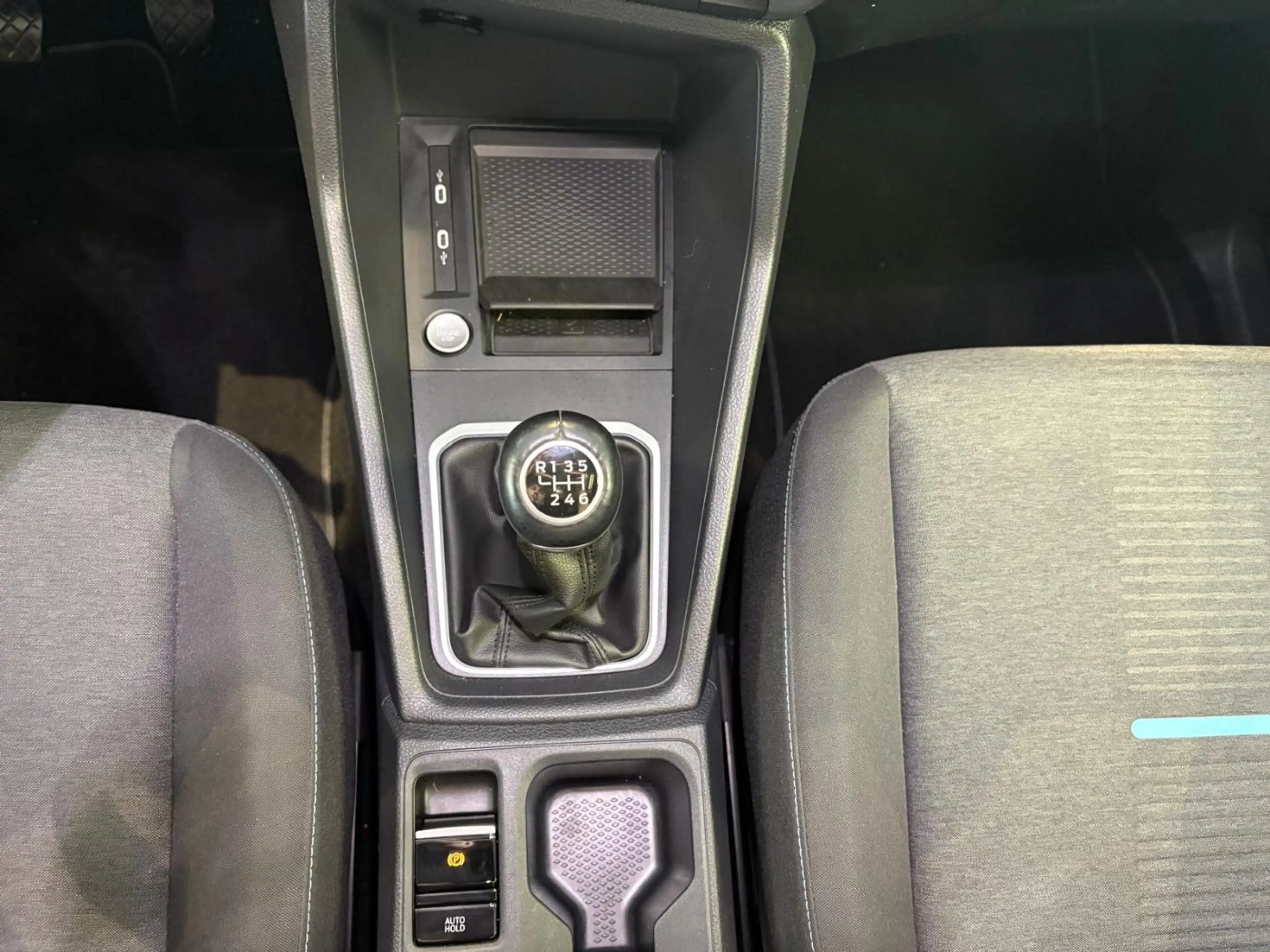 Ford Grand Tourneo Connect 2.0 Active LED PANO NAV KAM — photo 23