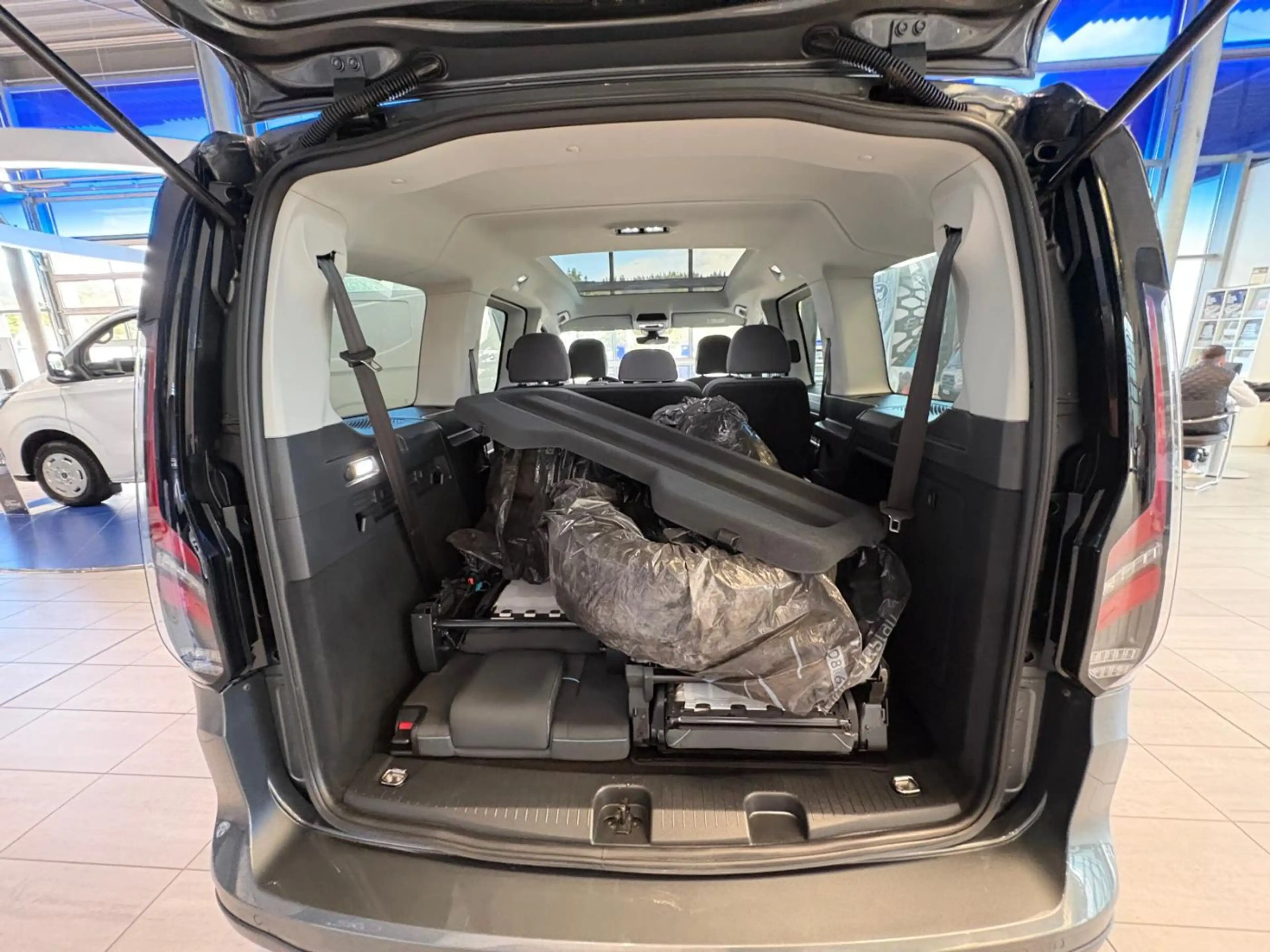 Ford Grand Tourneo Connect 2.0 Active LED PANO NAV KAM — photo 9