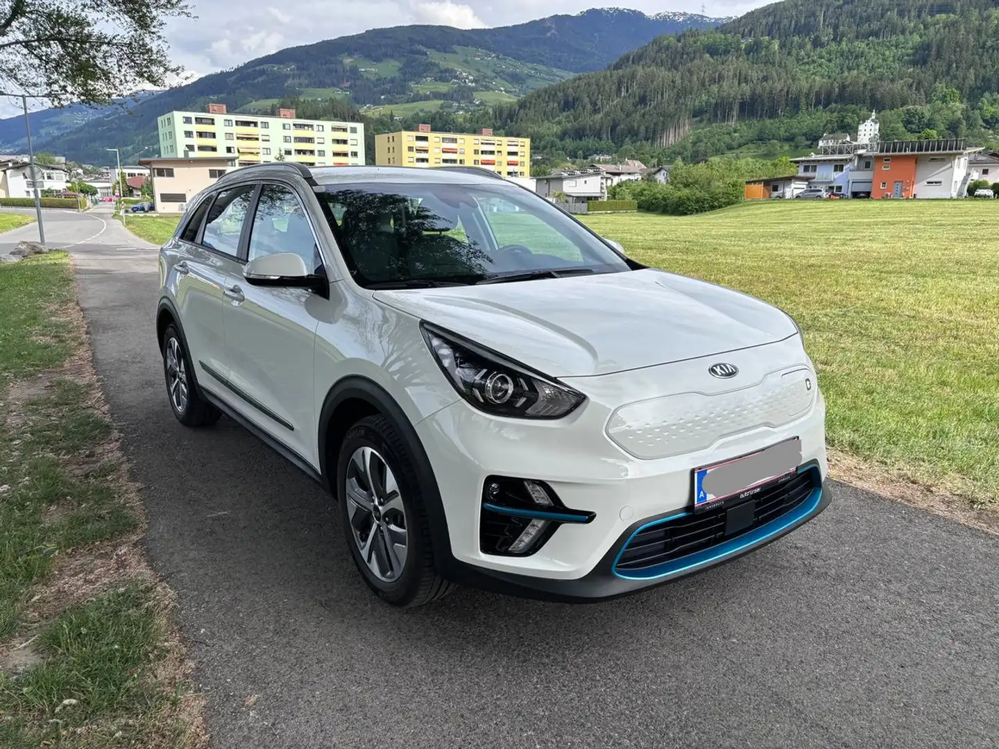 Kia e-Niro Niro EV 64kWh long Range Silber Aut., Navi, Sitzheizung; nur 9.200 km! Weiß - 2