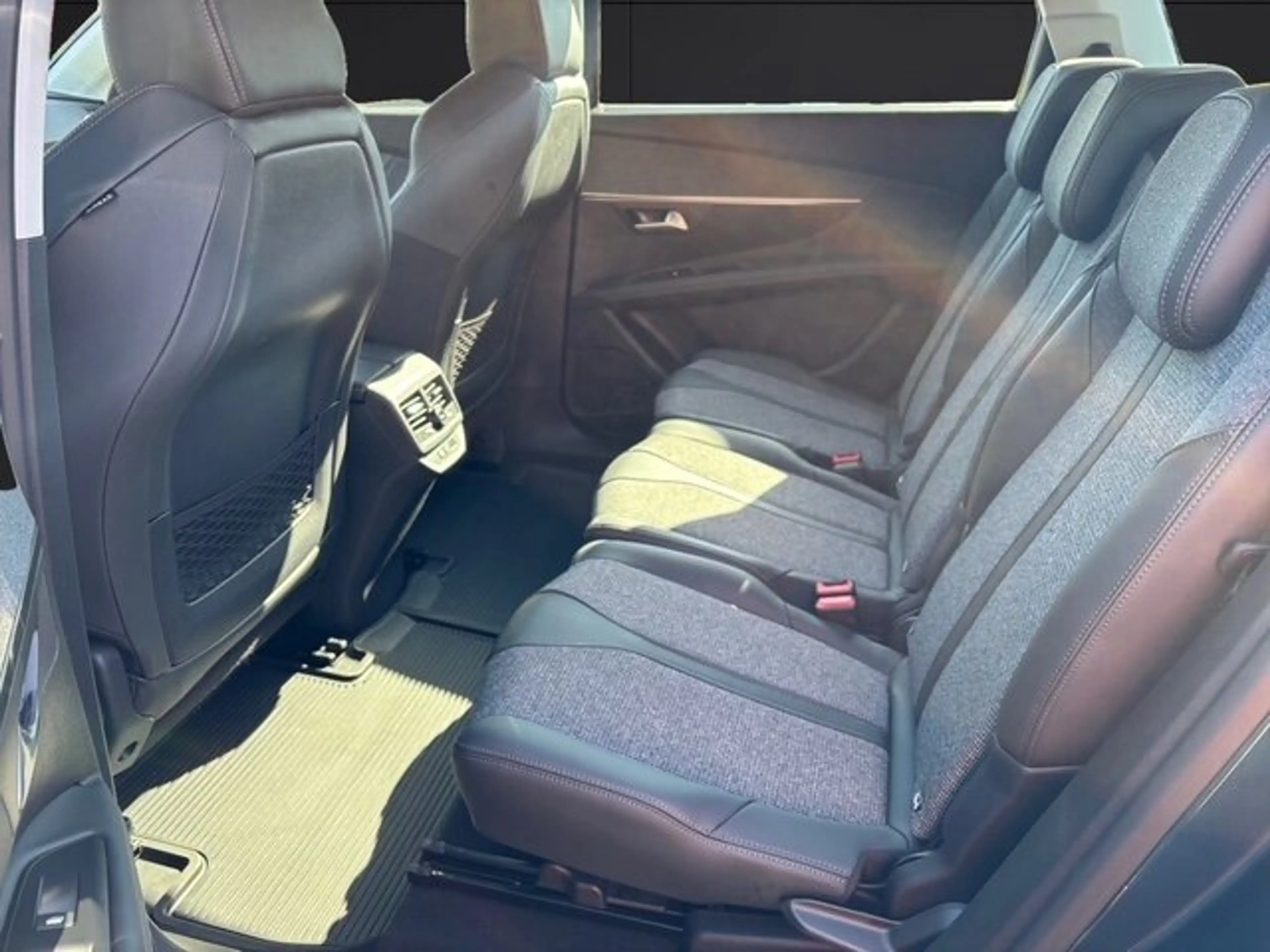 Peugeot 5008 5008 1.5 BlueHDi 130 Active Business Automatik — photo 12