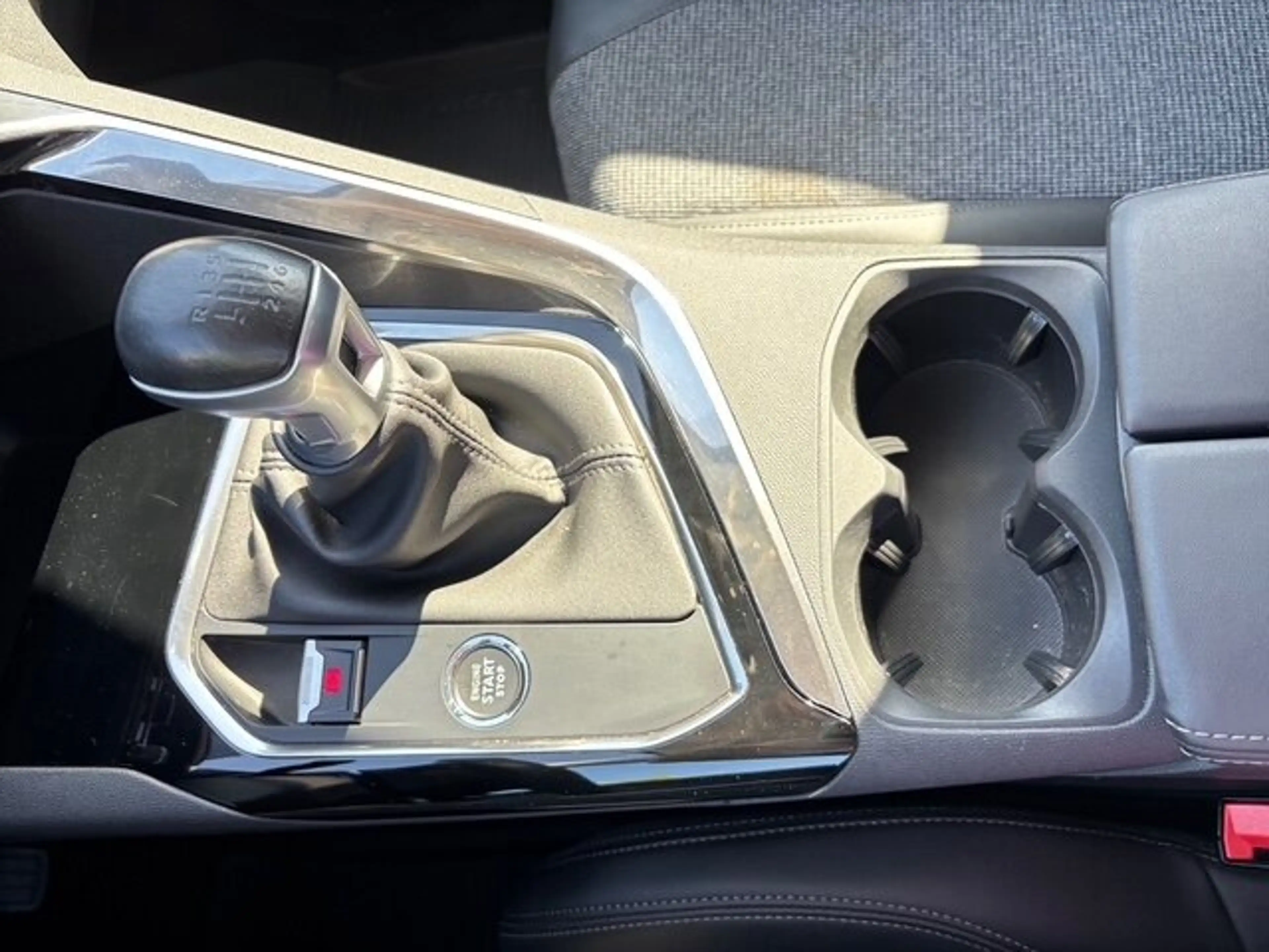 Peugeot 5008 5008 1.5 BlueHDi 130 Active Business Automatik — photo 11