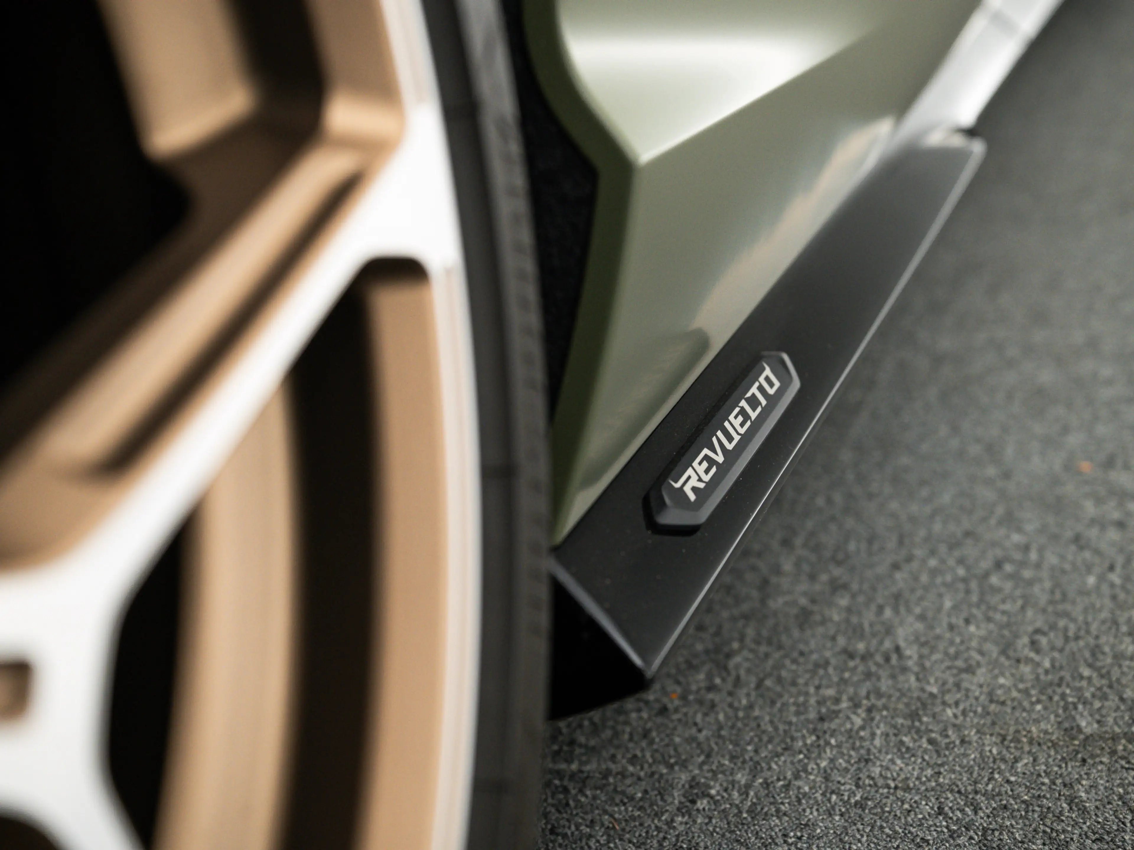 Lamborghini Revuelto MY25 | Corsa Tex Pack | Verde Turbine — photo 11