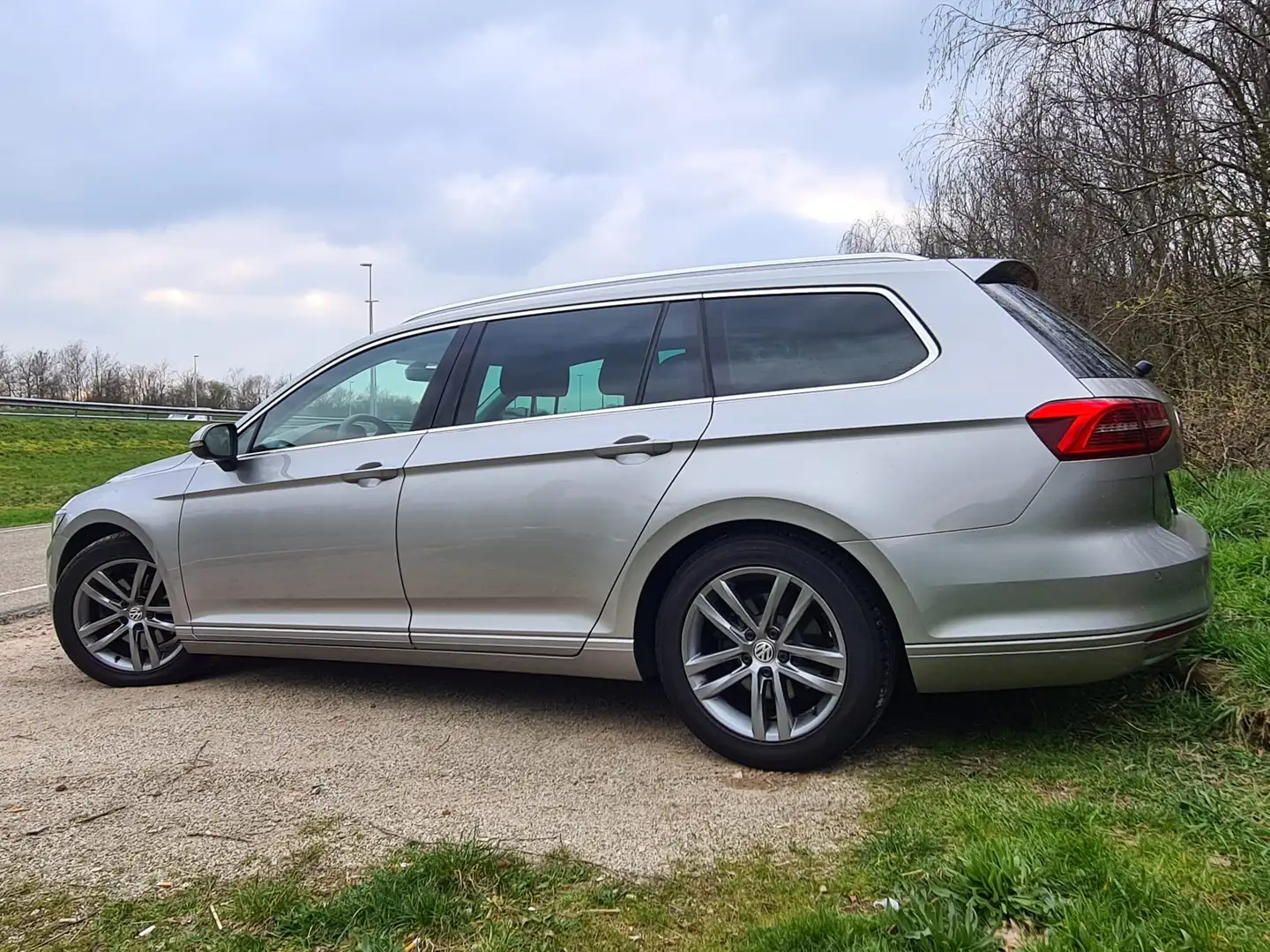 Volkswagen Passat 1.6 TDI Variant DSG Connected S. Zilver - 2