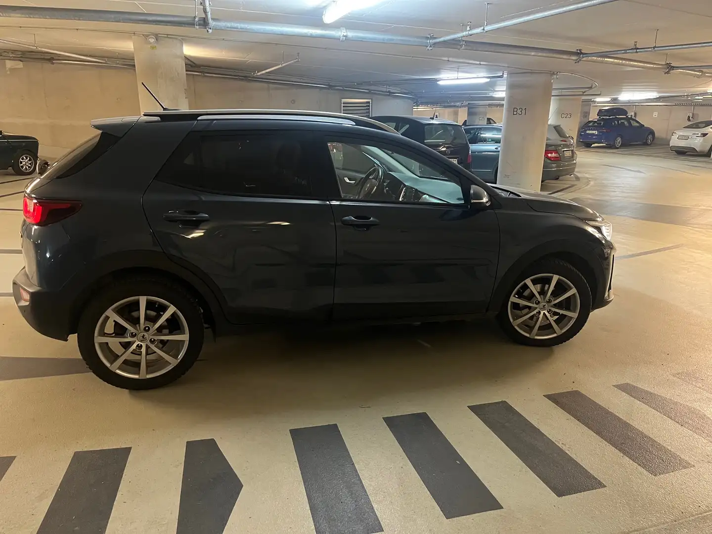 Kia Stonic Stonic 1.0 T-GDI 100 OPF Vision Grau - 2