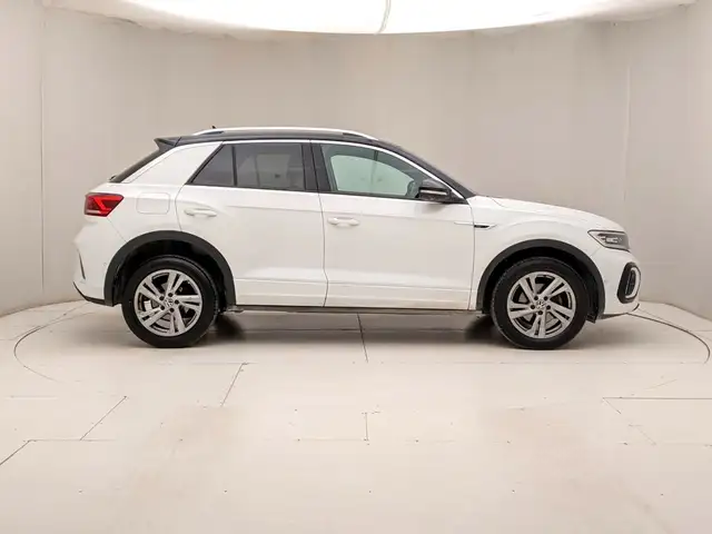 Volkswagen T-Roc view 3