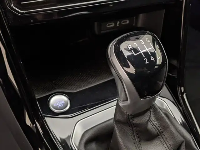 Volkswagen T-Roc view 12