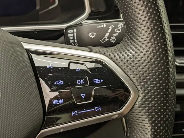 Volkswagen T-Roc view 11