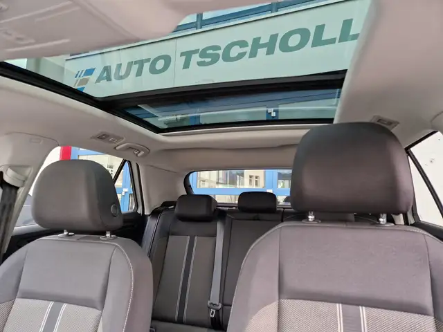 Volkswagen T-Roc view 12
