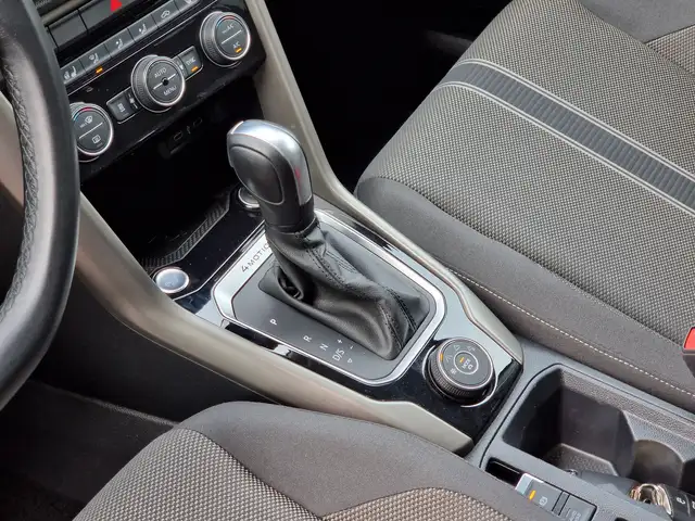 Volkswagen T-Roc view 13