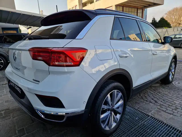 Volkswagen T-Roc view 3