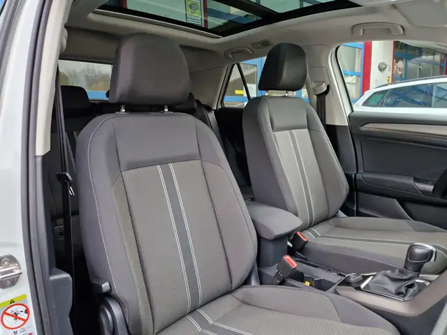Volkswagen T-Roc view 7