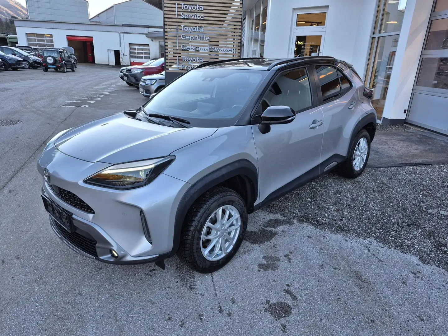 Toyota Yaris Cross Hybrid AWD-i Adventure Schwarz - 2