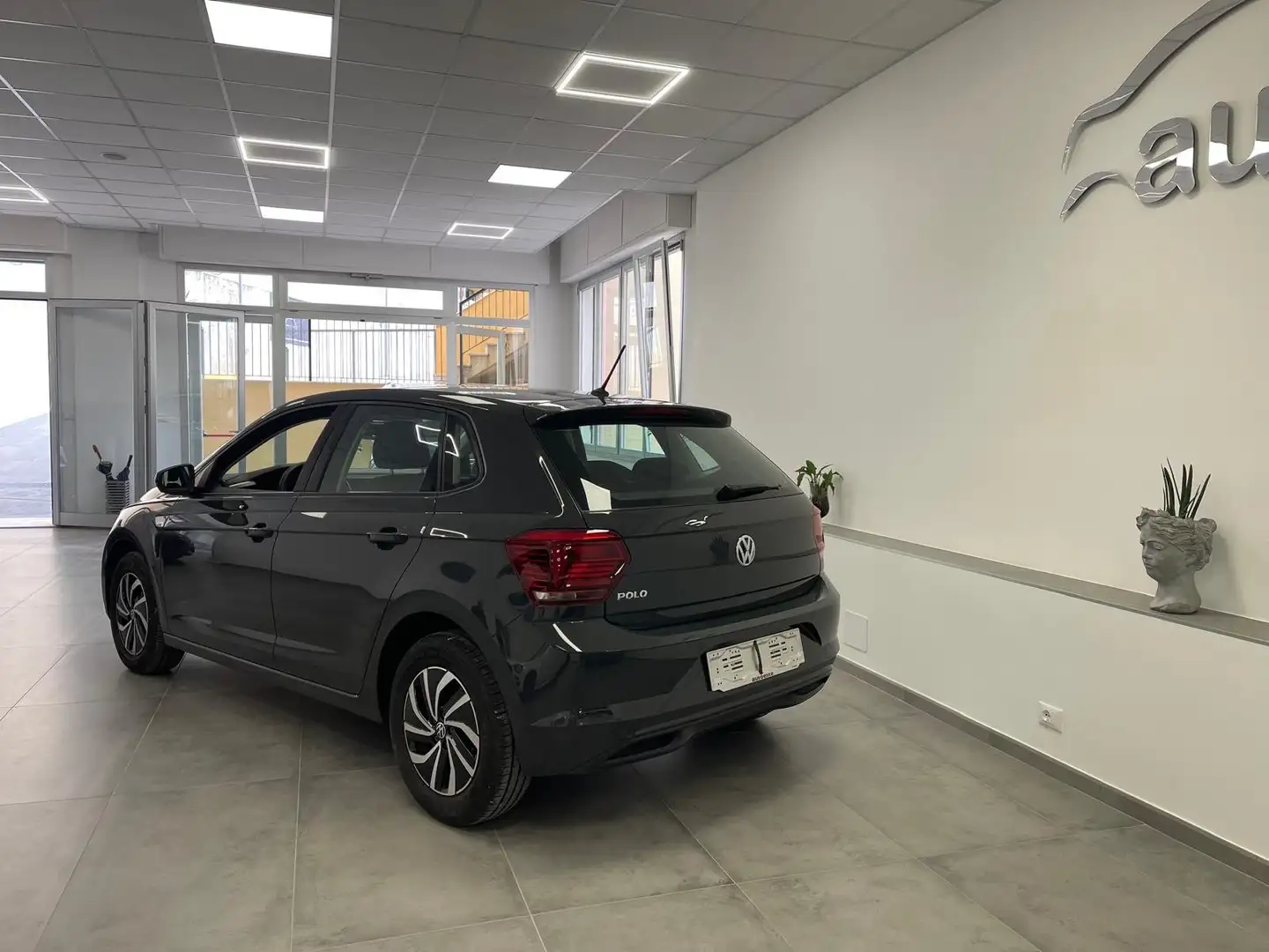 Volkswagen Polo Comfortline Gris - 2