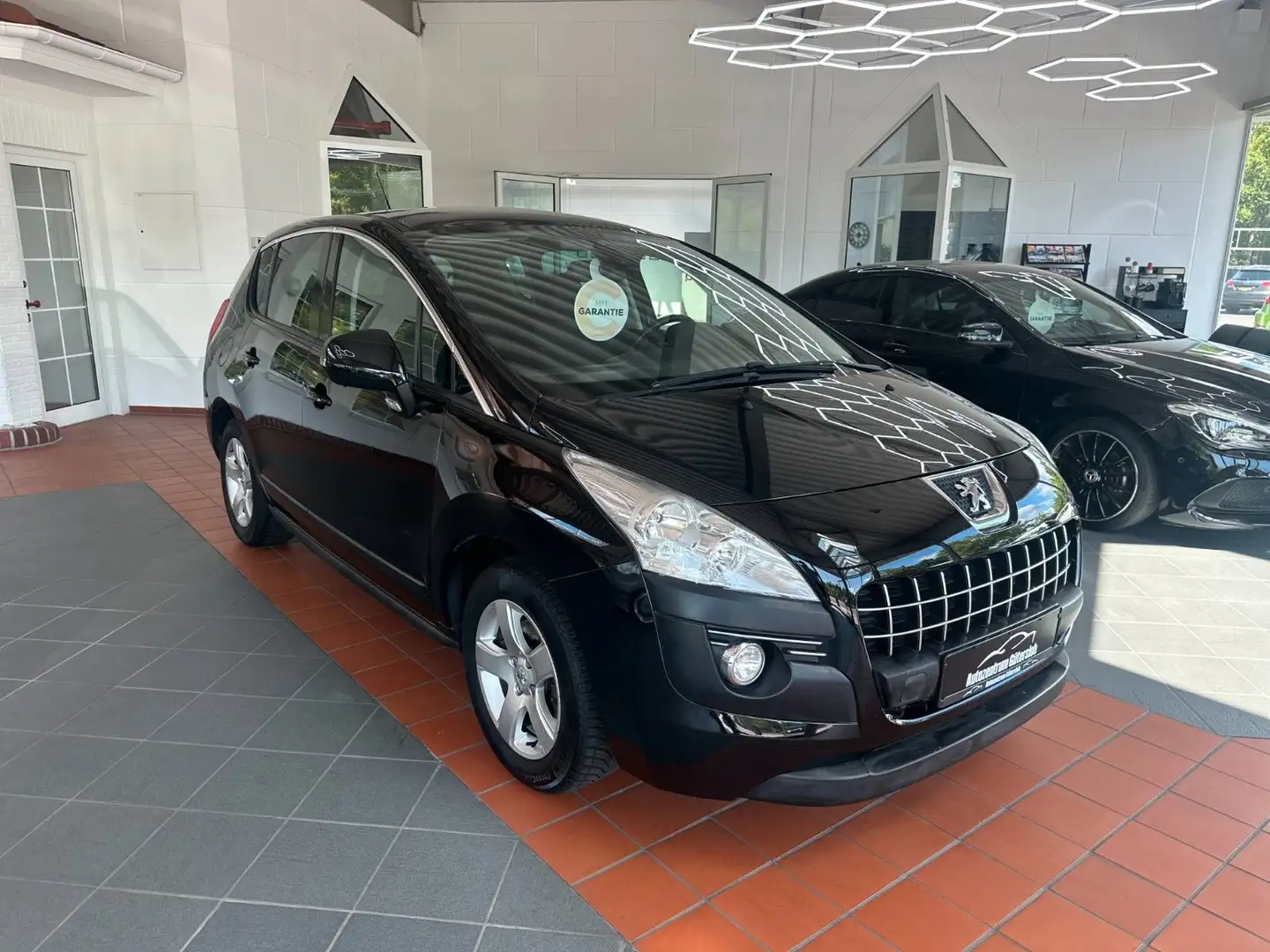 Peugeot 3008 Premium *2.Hand / AHK / SitzH. / PanoramaD* Schwarz - 2