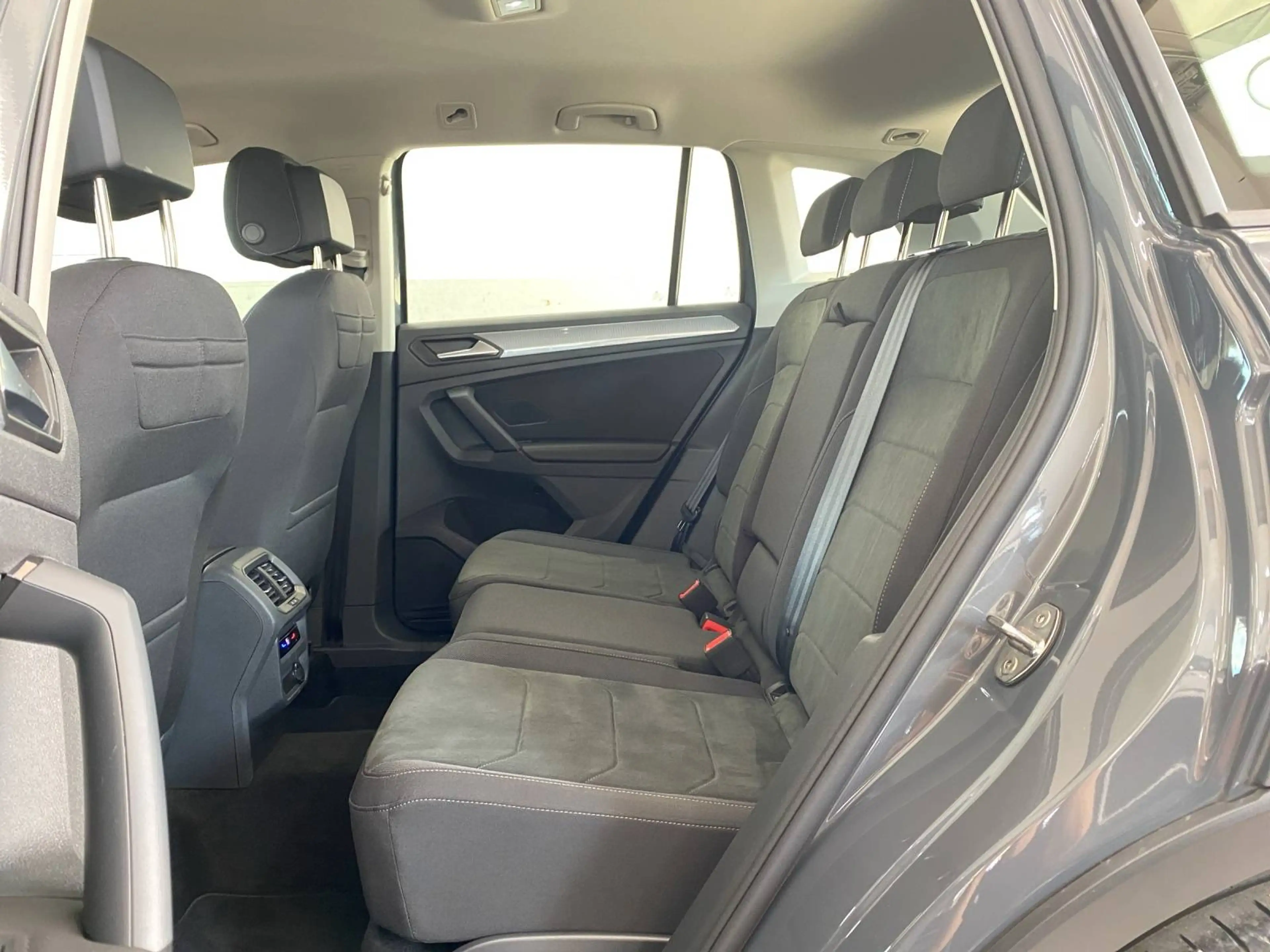 Volkswagen Tiguan 2,0 TDI Life DSG, AHK,... — photo 9