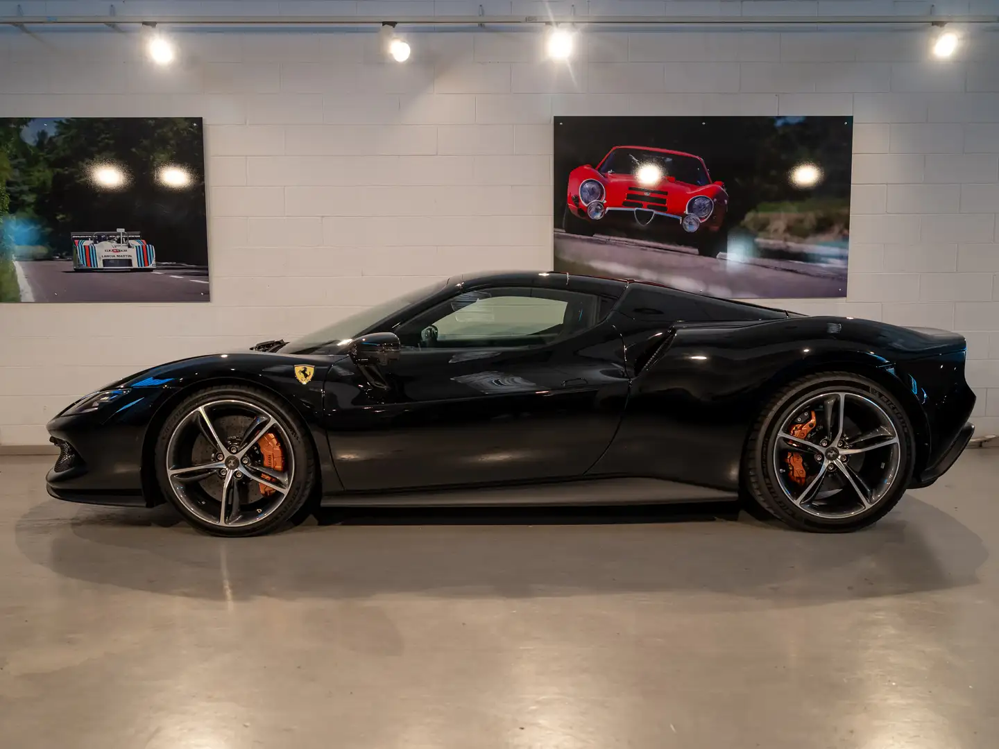 Ferrari 296 GTS 3.0+LIFT+CARBONIO+VOLANTE LED+SCUDETTI+CERCHI DIAMANTATI+VETTURA ATELIER+IVA ESPOSTA+ Negro - 2