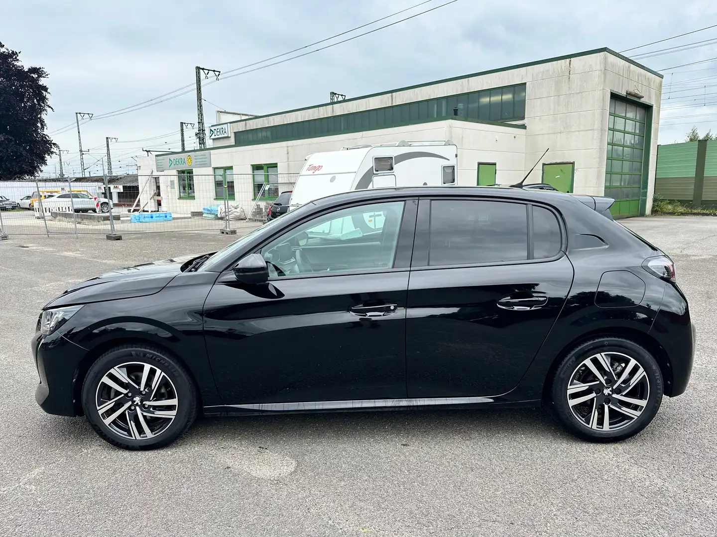 Peugeot 208 Allure Pack RFK, LED, Keyless Schwarz - 2