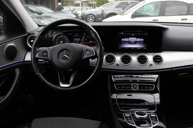 Mercedes-Benz E-Class view 9