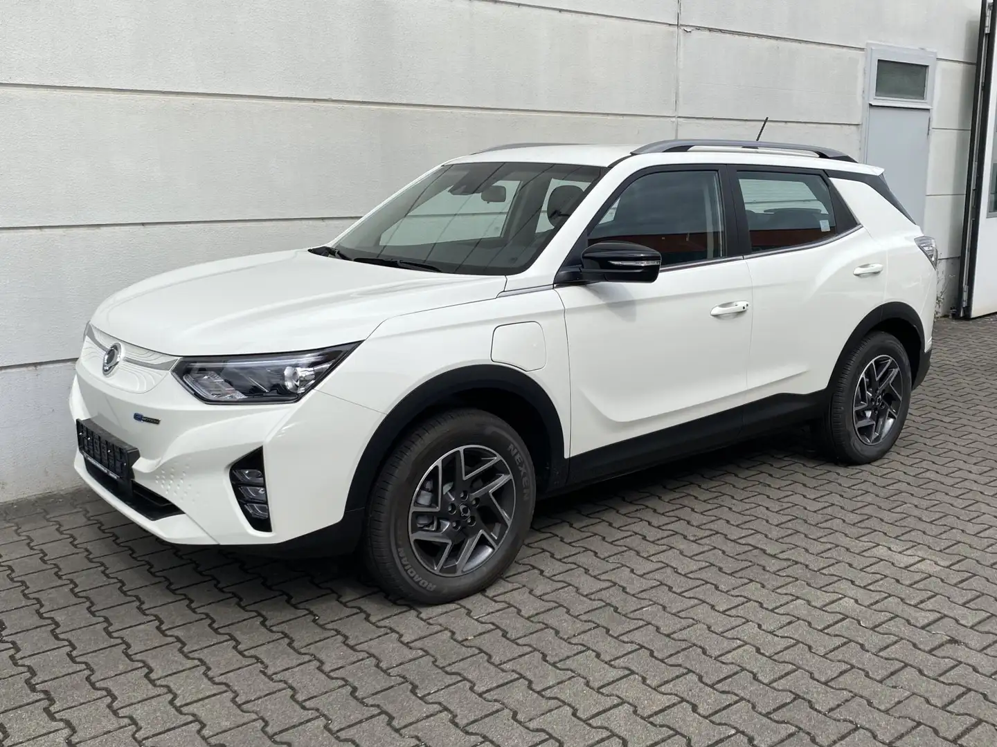 SsangYong Korando E-Motion Bronze WärmeP RKam CarPlay AndAuto Alb - 2
