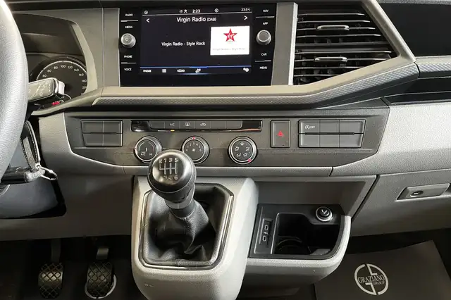 Volkswagen Caravelle view 13