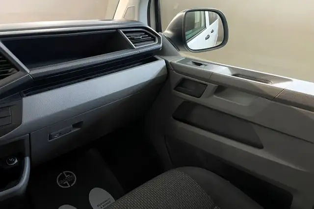 Volkswagen Caravelle view 15