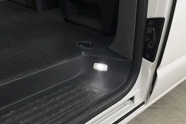 Volkswagen Caravelle view 27