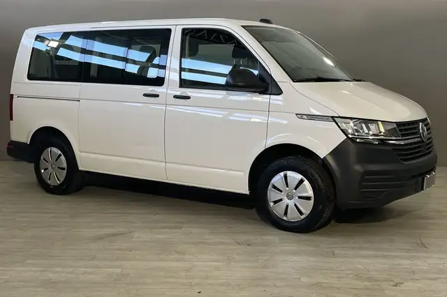 Volkswagen Caravelle view 8
