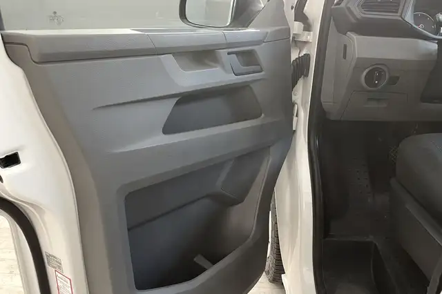 Volkswagen Caravelle view 10