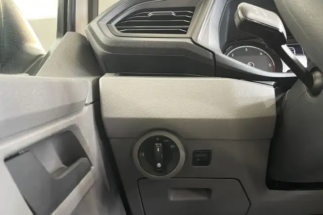 Volkswagen Caravelle view 21