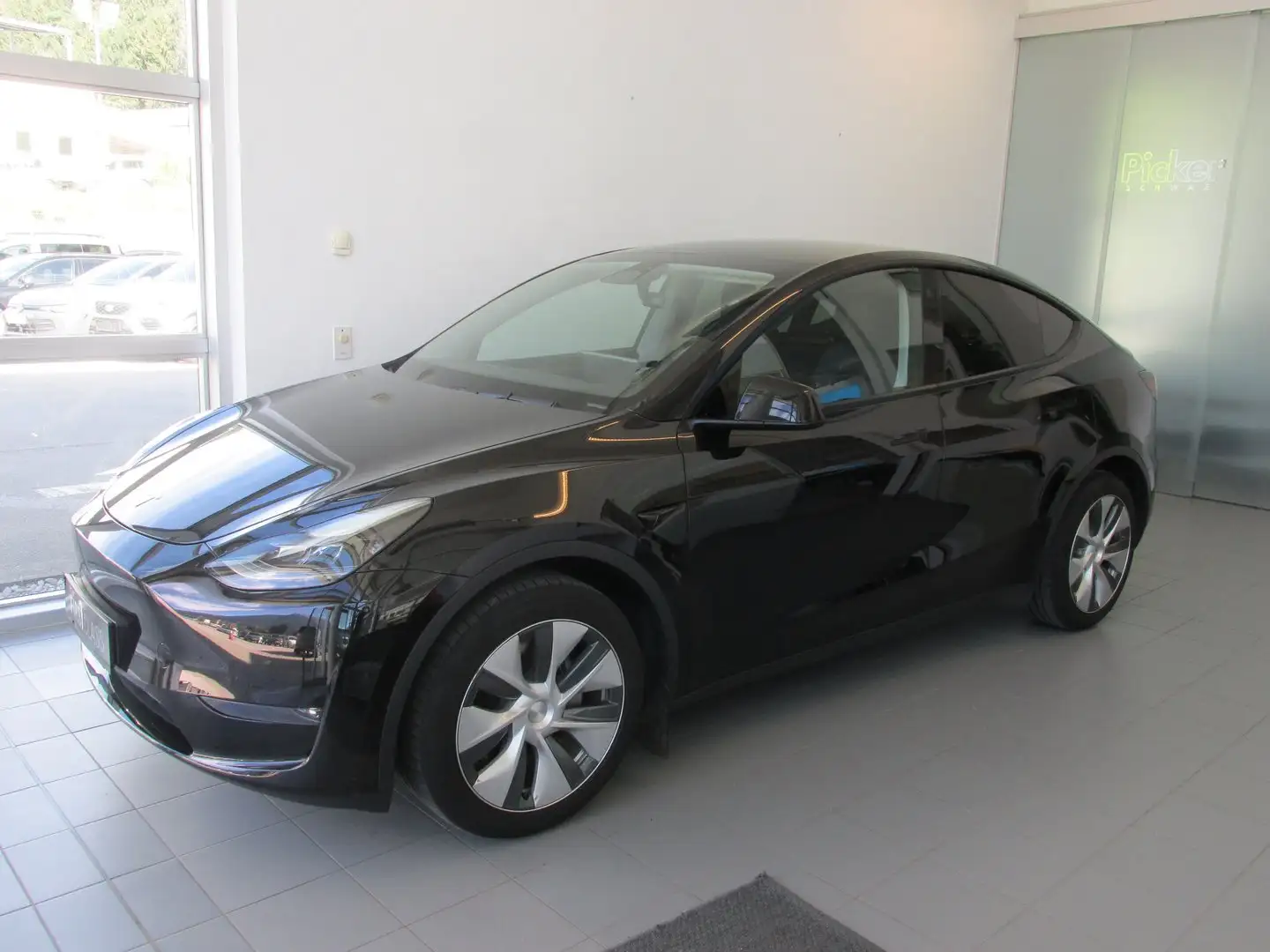 Tesla Model Y Basis RWD Schwarz - 2