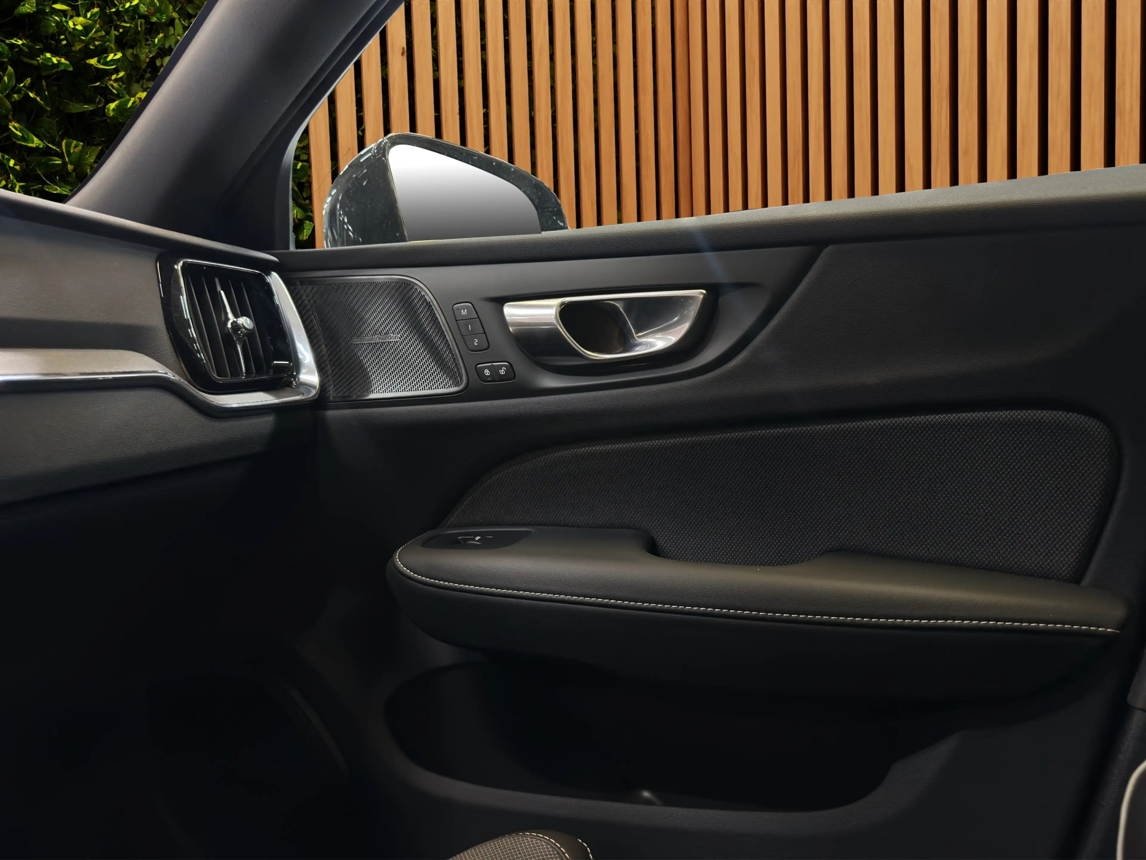 Volvo V60 2.0 T8 Plug-in hybrid AWD Plus Dark | Pano | Head- — photo 28