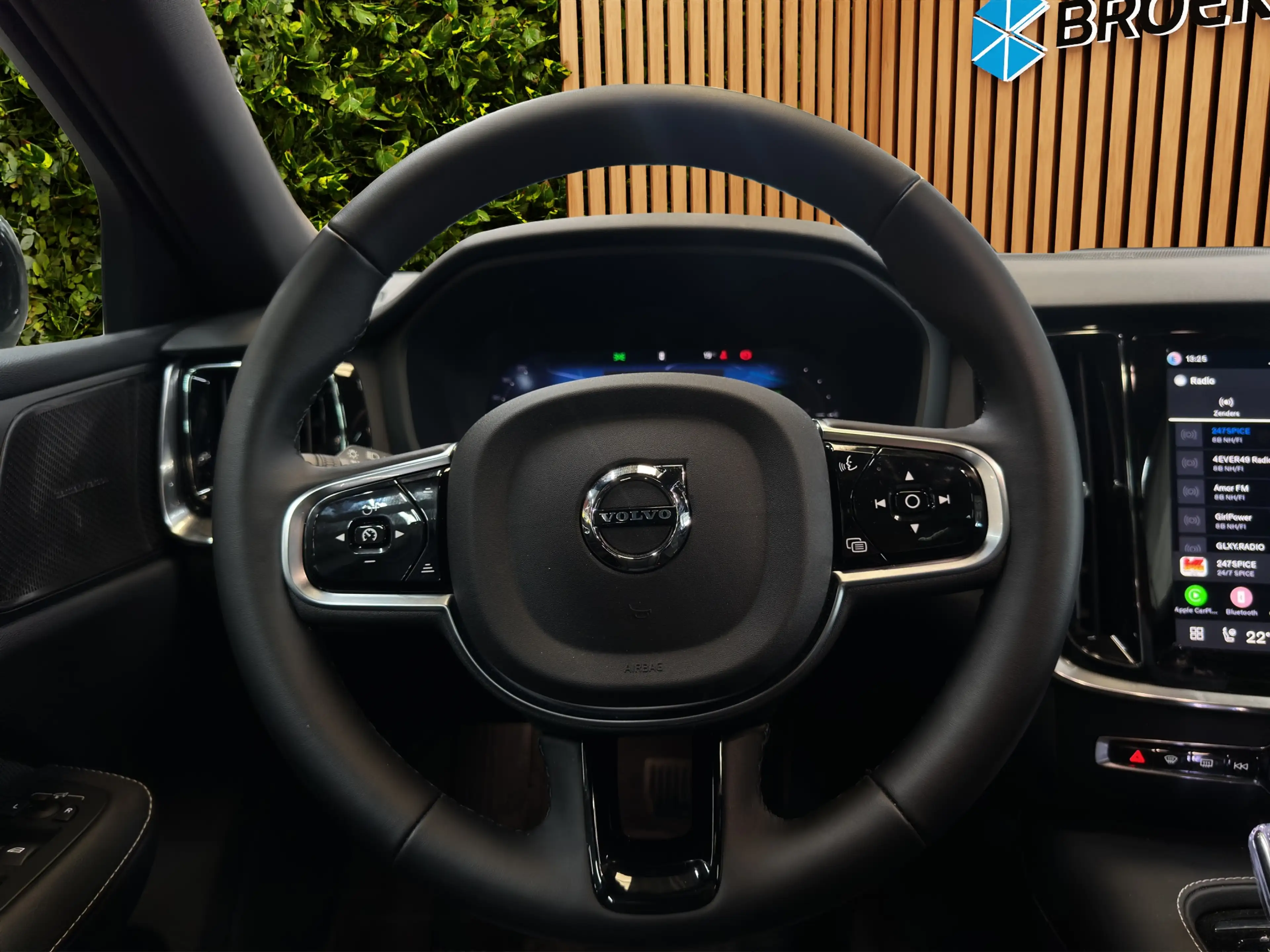 Volvo V60 2.0 T8 Plug-in hybrid AWD Plus Dark | Pano | Head- — photo 11