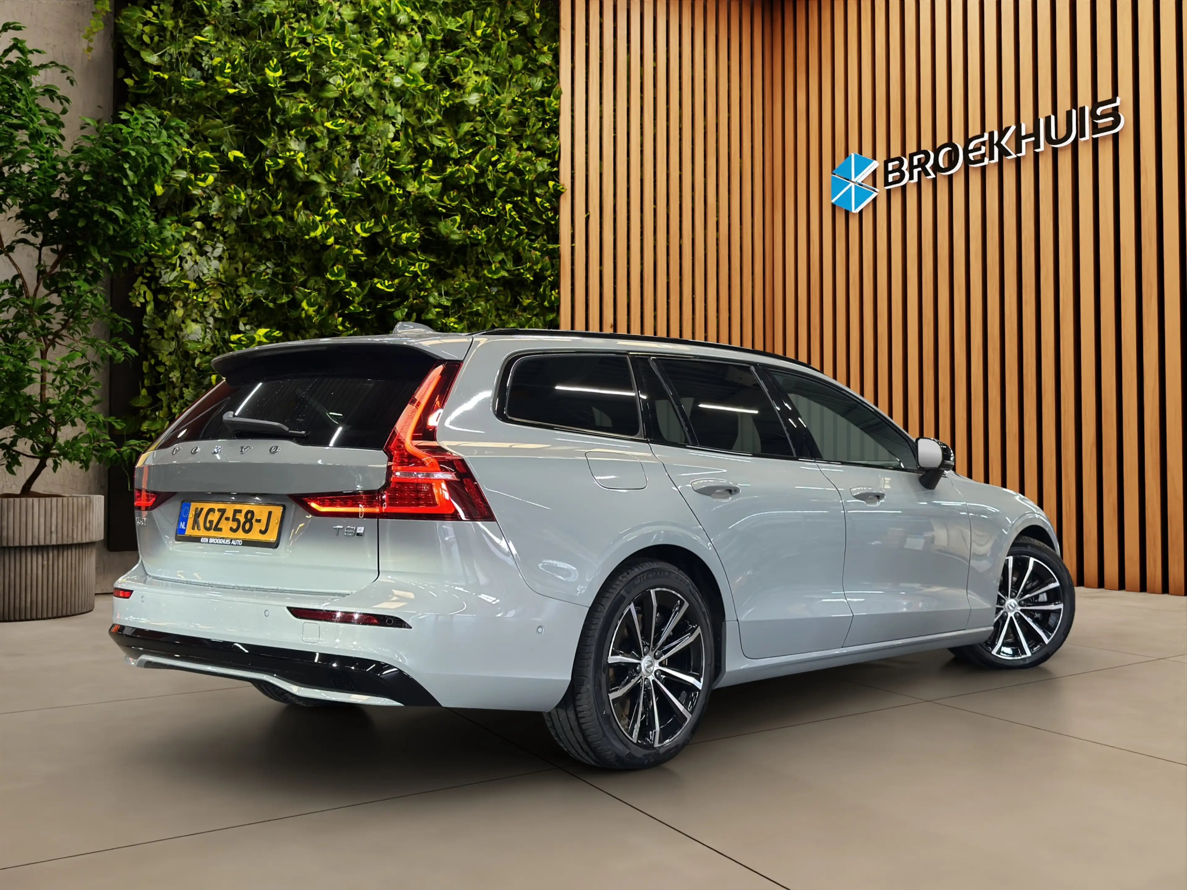 Volvo V60 2.0 T8 Plug-in hybrid AWD Plus Dark | Pano | Head- — photo 2