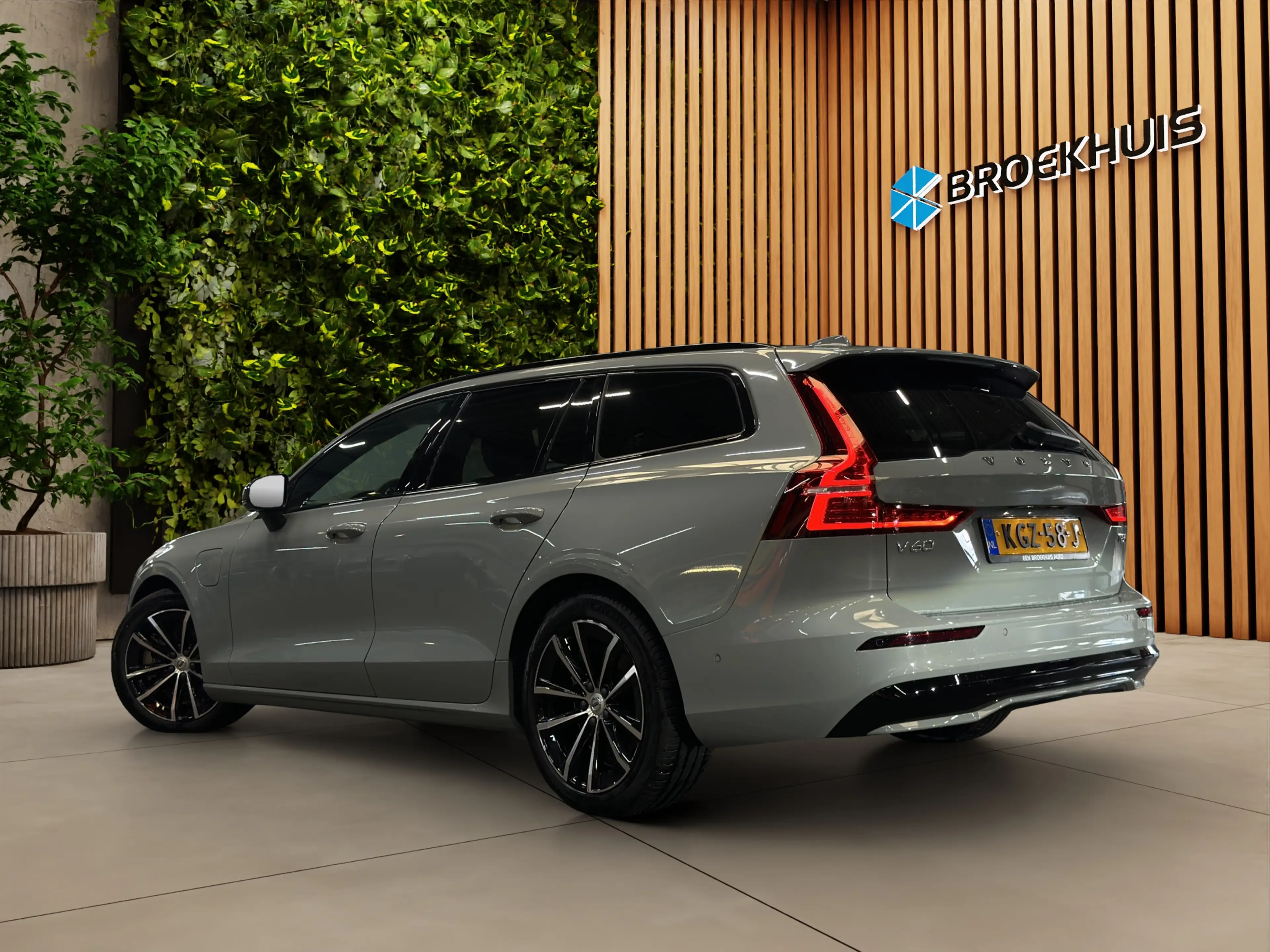 Volvo V60 2.0 T8 Plug-in hybrid AWD Plus Dark | Pano | Head- — photo 3