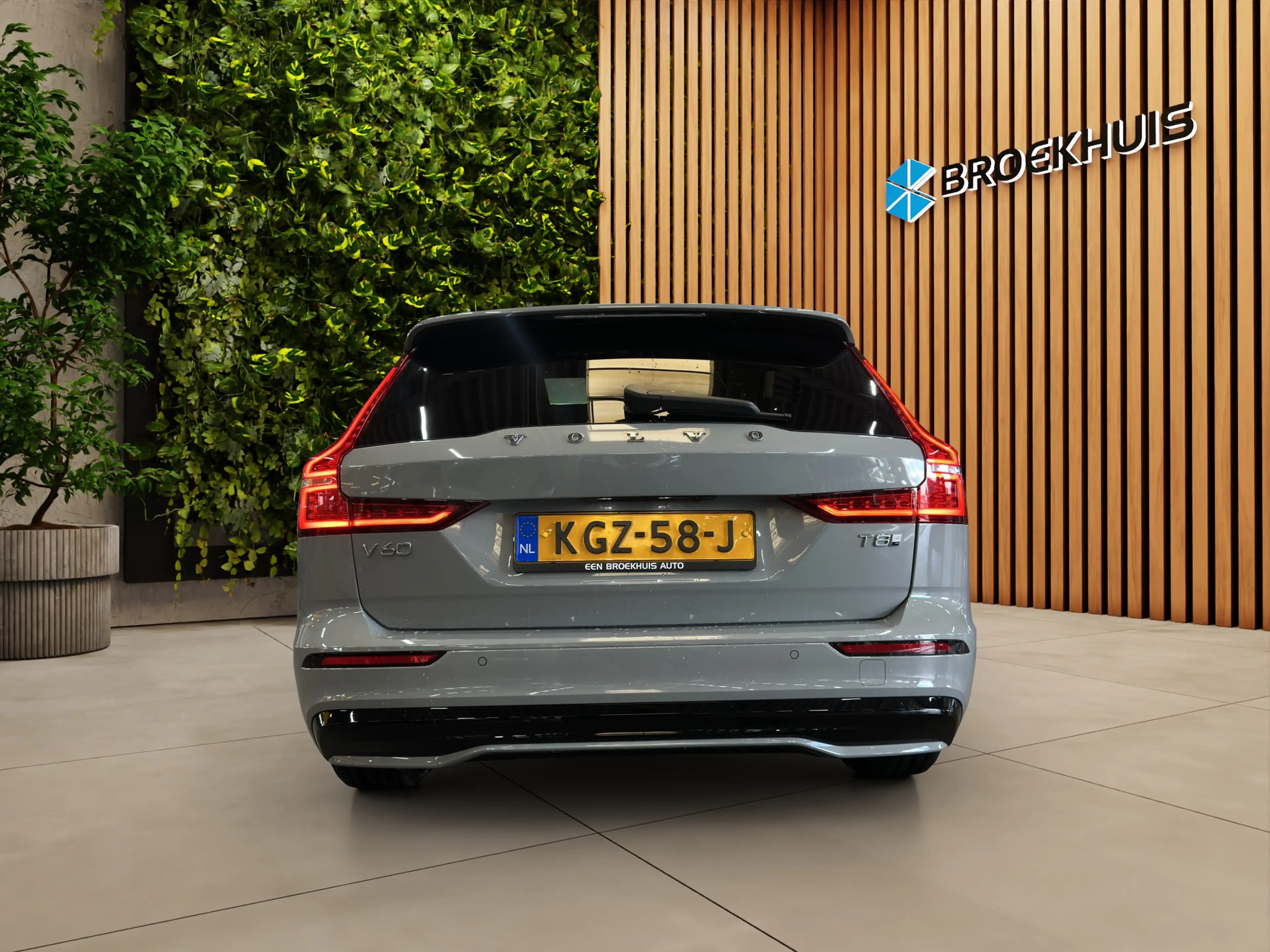 Volvo V60 2.0 T8 Plug-in hybrid AWD Plus Dark | Pano | Head- — photo 8
