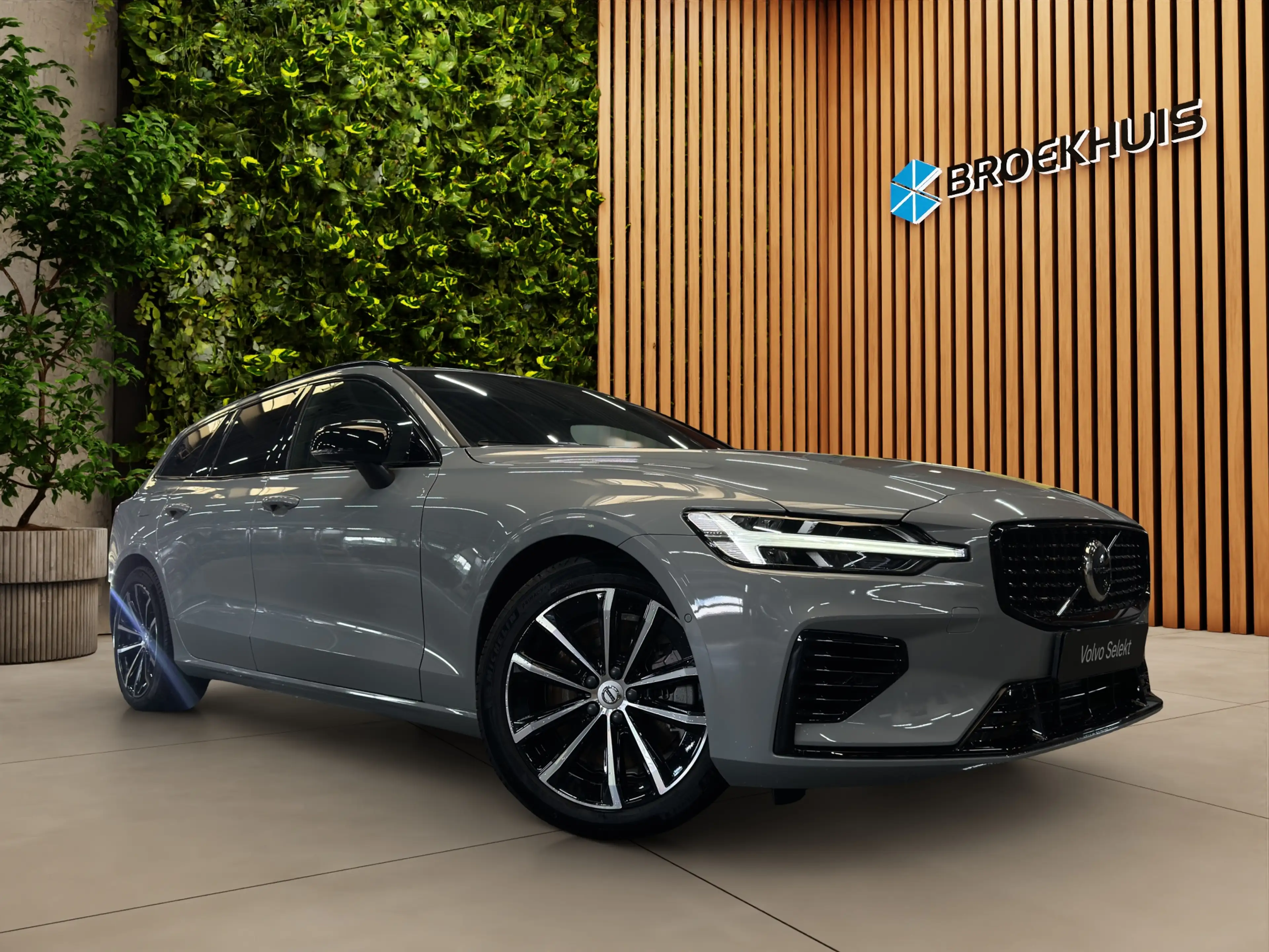 Volvo V60 2.0 T8 Plug-in hybrid AWD Plus Dark | Pano | Head- — photo 4